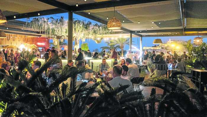 La terraza, punto de encuentro para los comensales al principio de la noche. D.I.