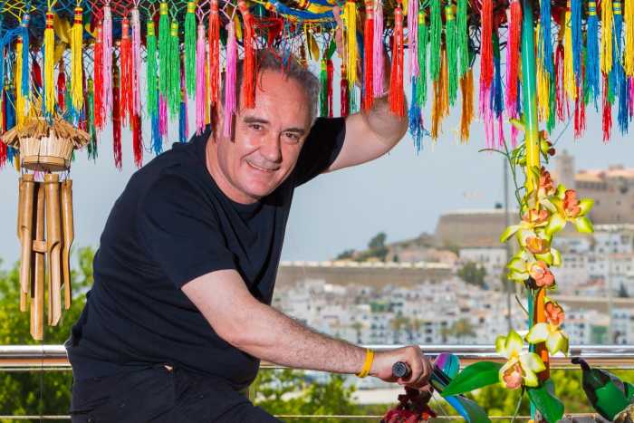 Ferran Adrià en una simpática imagen sobre una bicicleta de la decoración de la terraza de Heart Ibiza. AISHA BONET