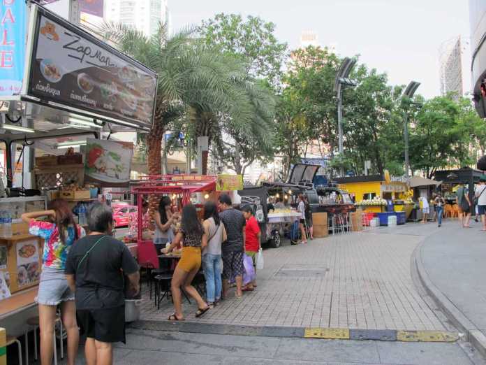 Mercado de Food Trucks (restaurantes móviles) en el centro de una ciudad del sudeste asiático. J.S. / JEANNETTE VAN BREDA
