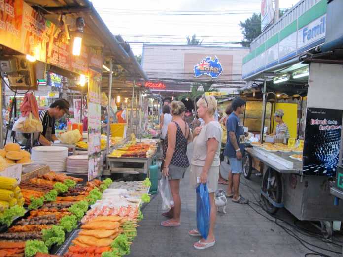 Un típico ‘Walking Street Market’ con varios puestos que forman los pasillos para vender y comer. J.S. / JEANNETTE VAN BREDA