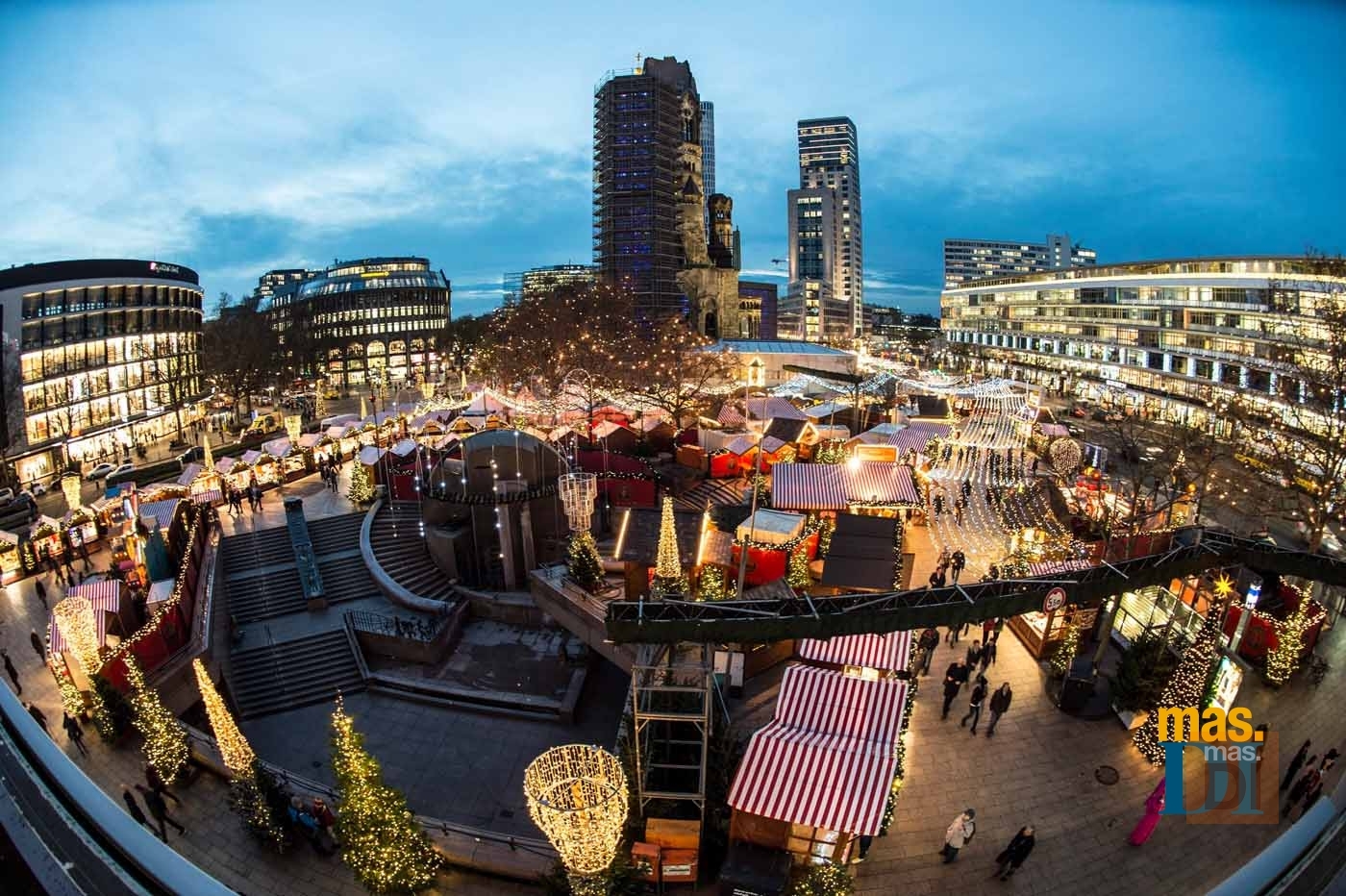 El mundo ilumina sus ciudades para festejar la Navidad