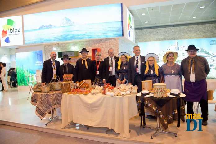 El presidente del Consell, Vicent Torres, posa con Marta Díaz, Vicent Torres, Vicent Roig y los artesanos que viajaron a Fitur. CONSELL D'EIVISSA