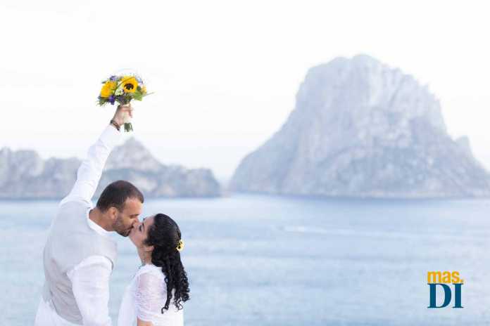 Los novios aprovechan los paisajes de la isla no solo para la celebración en sí, sino también para las fotografías. ALEJANDRO MARÍ ESCALERA