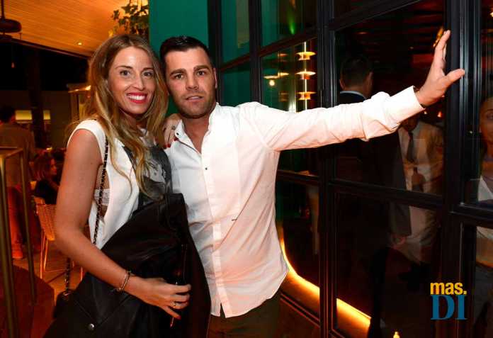 Marta Castro y Fonsi Nieto, en la apertura del nuevo restaurante Tatel en el Hotel Hard Rock Ibiza. GABI VÁZQUEZ