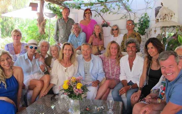 Grupo de invitados con Helmut Berger en el centro en uno de los rincones de la casa payesa de la duquesa.