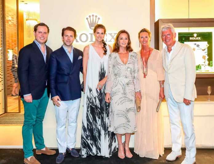 Isabel Presley (centro) con la familia Rabat y representantes de Rolex en el nuevo local de la marca en Vara de Rey. ROLEX