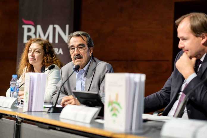 Emilio Ontiveros entre Arantxa Doncel, directora de ventas de Telefónica en Balears y Alicante, y Antoni Serra, director territorial de BMN para la Comunitat balear.