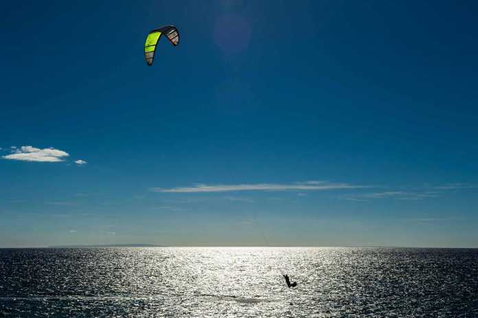 El kitesurf es una de las modalidades que está experimentando un mayor auge durante todo el año en Ibiza y Formentera. SERGIO G. CAÑIZARES