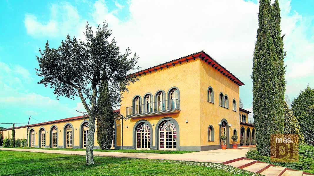 Singular edificio de la Bodega Pere Ventura en pleno corazón del los viñedos de Sant Sadurní.P.V.