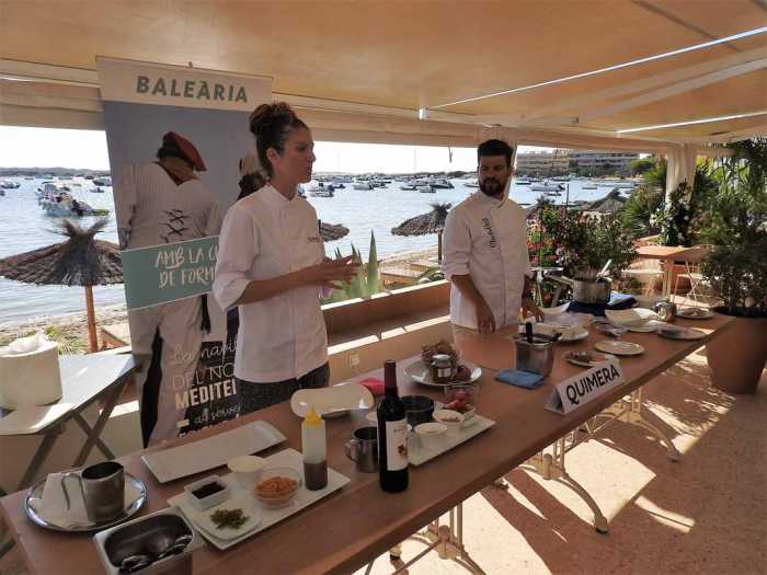 Baleària. Ana Jiménez y Andrés Benitez durante la demostración de su cocina. C. C.