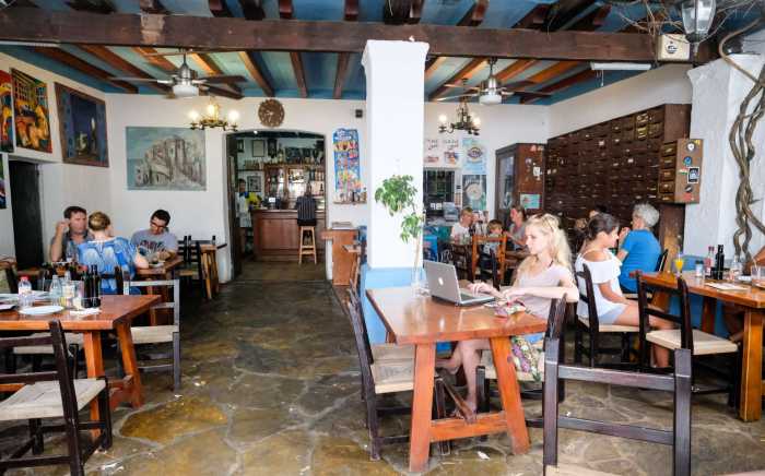 Ca n'Anneta. La mítica terraza del establecimiento, también conocido como Bar Anita.