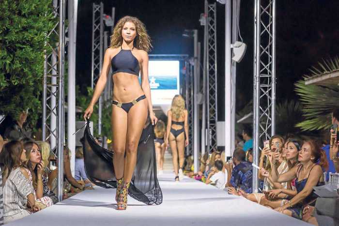 Bikini con túnica negra transparente a juego de la firma Aqua Viva.