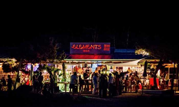 El beach club Elements Ibiza ofrece el mejor ambiente también durante la noche.