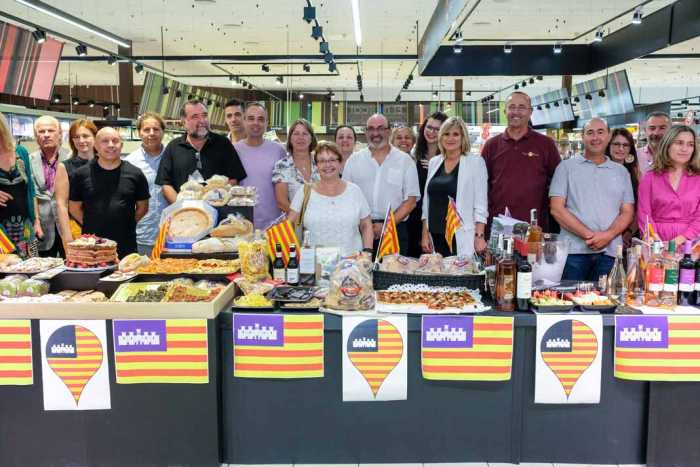 Representantes institucionales, de Eroski y productores en la presentación.