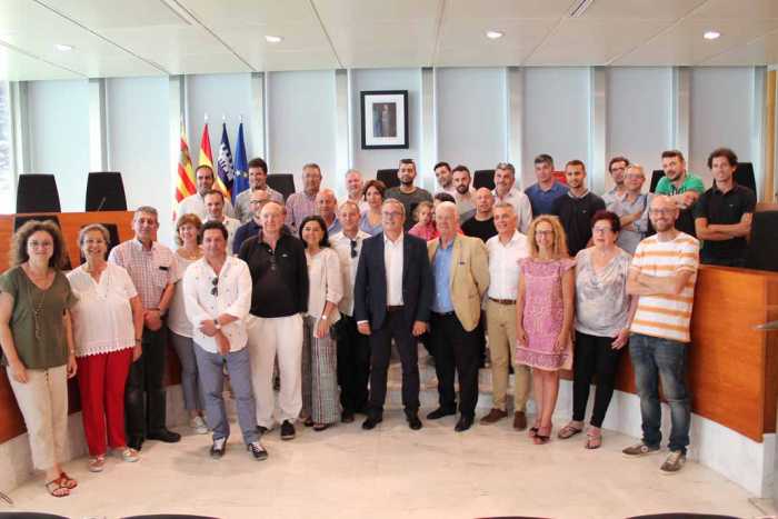 Escuela de Hostelería. Vicent Torres con José Carlos Capel, Julia Pérez y propietarios de restaurantes de la isla.