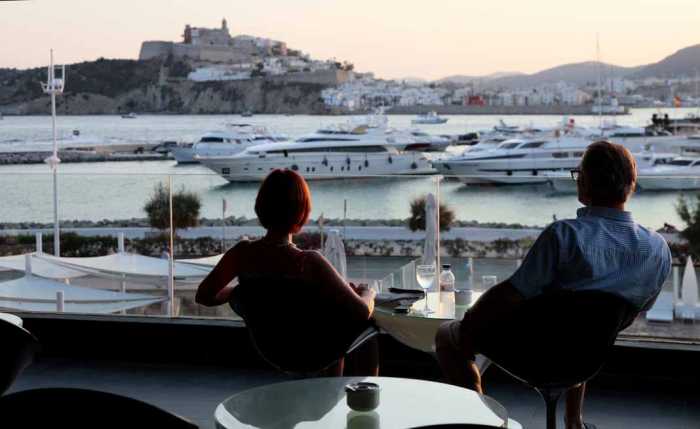 Ibiza Corso hotel. Tomar una copa y cenar con una panorámica perfecta.