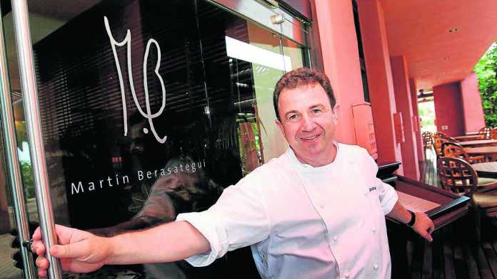 Martín Berasategui abre la puerta de su restaurante de tres estrellas Michelin en la localidad de Lasarte