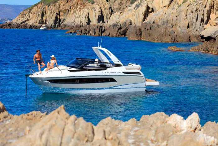 Leader 30. La bañera, con un diseño moderno y lujoso, está estudiada para la comodidad de la vida a bordo. Náutica Ereso