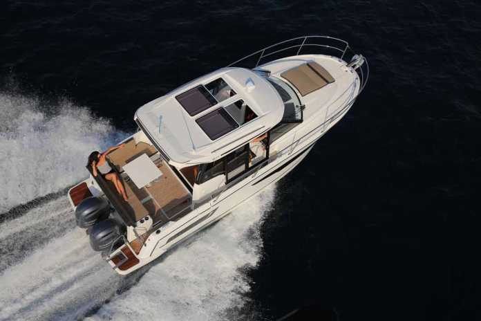 El modelo 895 de Merry Fisher cuenta con un salón en L que proporciona un gran confort. NÁUTICA ERESO