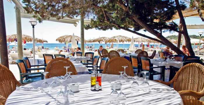 Restaurante Tropicana Cala Jondal. Sentarse a la mesa en Tropicana, todo un placer para residentes y turistas.