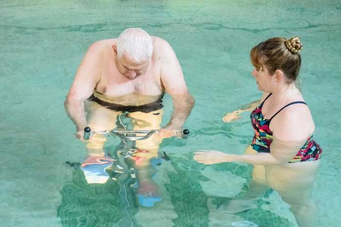 Ejercicios en bicicleta dentro del agua para mejorar la masa muscular, el equilibrio y la estabilidad. Sa Residència. Ejercicios en bicicleta dentro del agua para mejorar la masa muscular, el equilibrio y la estabilidad.