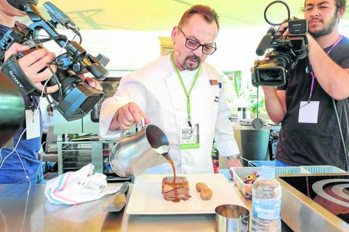 Moisés Machado, de Cana Sofía, durante uno de los ‘showcookings’ celebrados este año en la isla. SERGIO G. CAÑIZARES Moisés Machado, de Cana Sofía, durante uno de los ‘showcookings’ celebrados este año en la isla. SERGIO G. CAÑIZARES