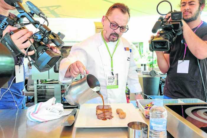 Moisés Machado, de Cana Sofía, durante uno de los ‘showcookings’ celebrados este año en la isla. SERGIO G. CAÑIZARES
