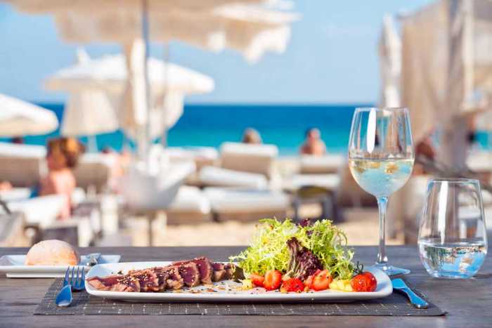 Gastronomía para saborear en la mesa, en las tumbonas o en las balinesas a pie de playa.