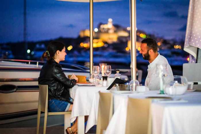 Restaurante a son de mar, increíbles vistas a Dalt Vila desde la mesa. SERGIO G. CAÑIZARES