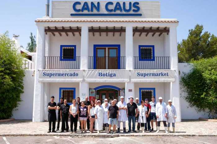 El equipo de Can Caus y Companatge ante el restaurante.