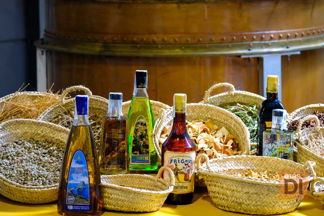 La vertiente más tradicional de los licores de Familia Marí Mayans, elaborados íntegramente en Ibiza.