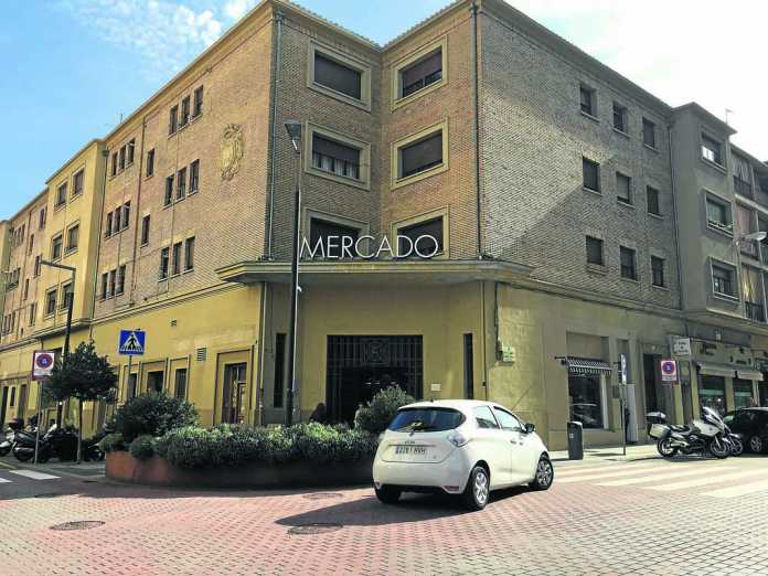 El mercado del Segundo Ensanche reúne cerca de 70 puestos con un denominador común: producto de la tierra. El mercado de Pamplona del Segundo Ensanche reúne cerca de 70 puestos con un denominador común: producto de la tierra.