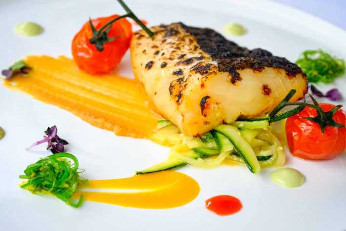 Restaurante Hotel Xereca. Bacalao negro con miso, emulsion de aqlgas, cherry y fruta de la pasion