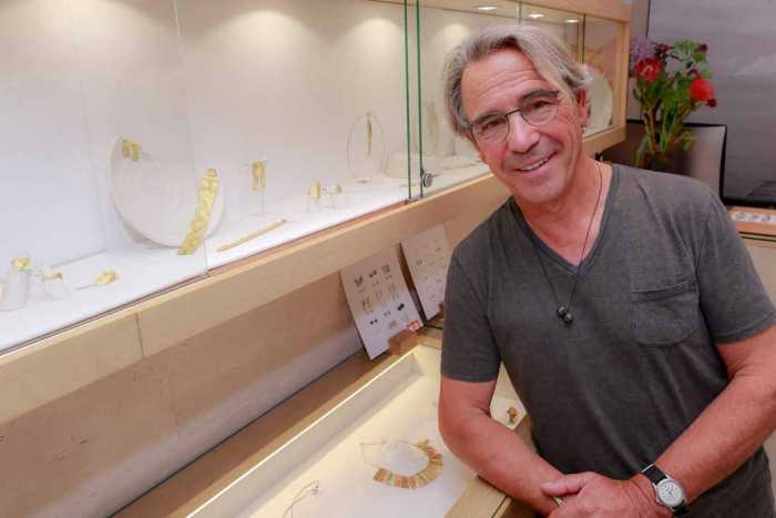 Joyería Majoral. El artista joyero Enric Majoral en su tienda de Ibiza.