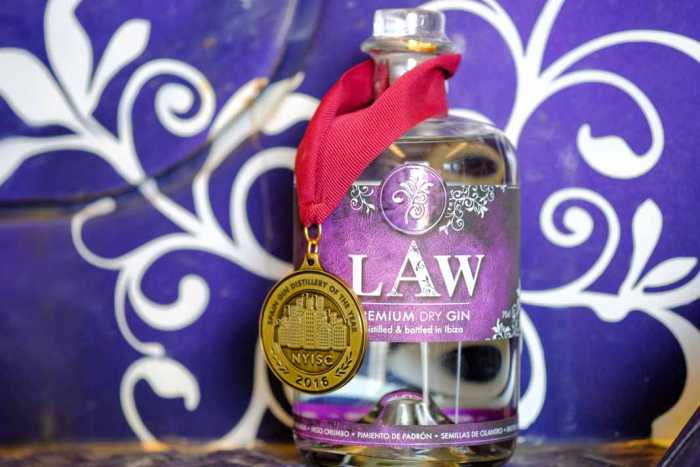 Ginebra LAW luce su medalla lograda en Nueva York.