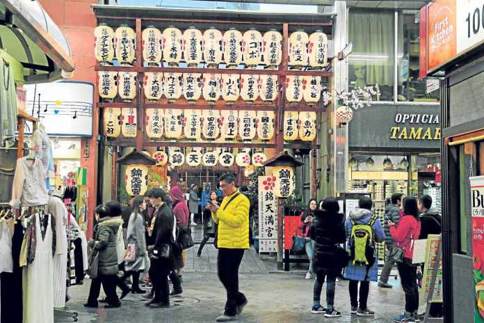 Una de la entradas del popular mercado de Nishiki en Kyoto, donde se puede encontrar todo tipo de comida fresca y elaborada. Mercados japoneses. Una de la entradas del popular mercado de Nishiki en Kyoto, donde se puede encontrar todo tipo de comida fresca y elaborada.