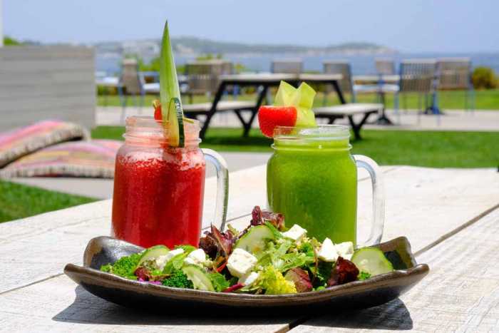 Restaurante Shack, Sol Beach House Ibiza. Variedad de platos vegetarianos.