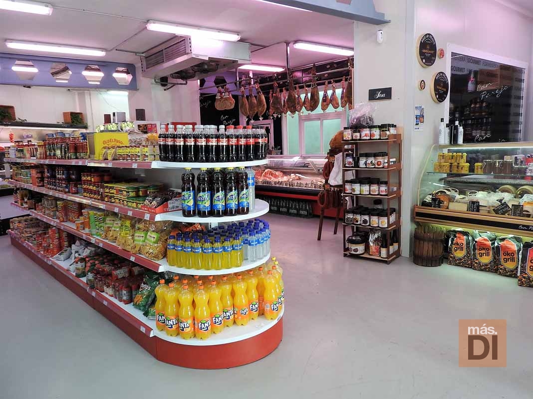 Expositores siempre en orden y gran variedad de productos en el supermercado Can Parejo