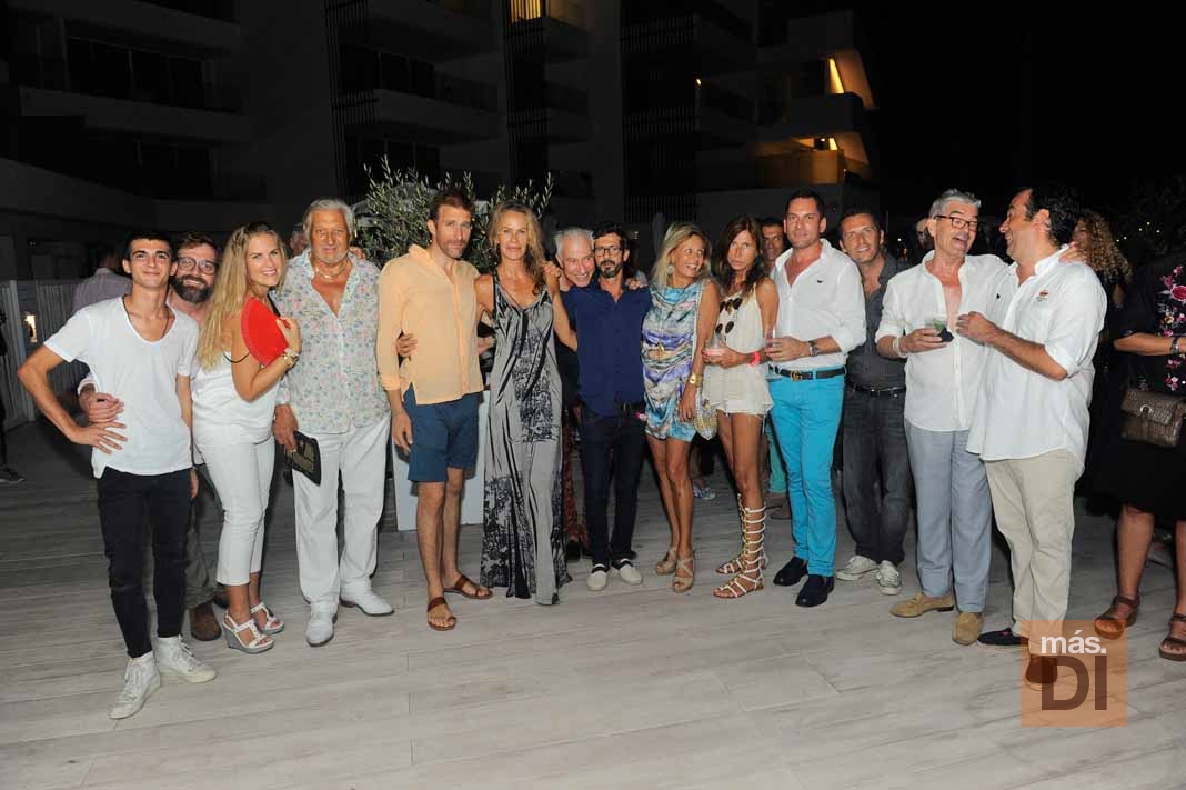 Nobu Hotel Ibiza Bay. Proyecciones. Grupo de invitados que acudieron a la presentación del proyecto audiovisual del artista jerezano.