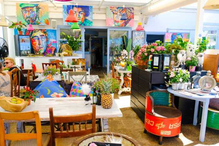 Zaibiza café Restaurant. Arte moderno, vistas de impacto y una gran selección gastronómica en Talamanca.