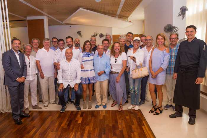 Foto de familia de los miembros de la Academia de Gastronomía de Ibiza y Formentera con Raúl Sierra y el chef Óscar Molina en el restaurante La Gaia.