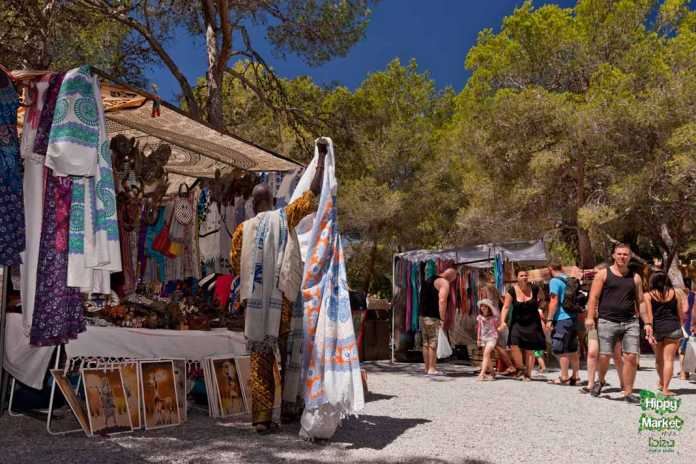 El mercadillo de Punta Arabí en es Canar, uno de los lugares más concurridos de la isla todos los miércoles. BEN SANTERRE último Hippy Market Punta Arabí de la temporada