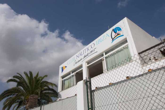 El club social es uno de los lugares de encuentro de los ibiencos. Vicent Marí