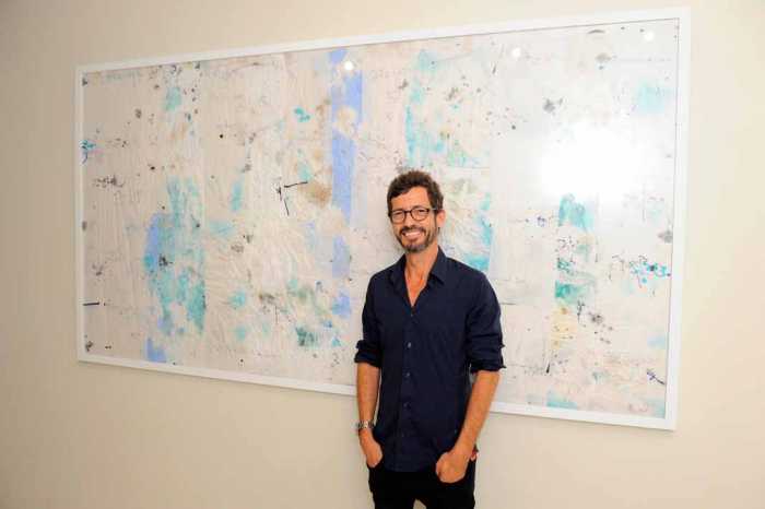 El artista ante una obra mural de su nueva exposición en El Hotel Pacha.