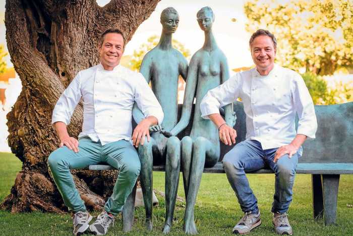 Los hermanos Torres posan junto a una escultura en el Ibiza Gran Hotel. Sergio G. Cañizares