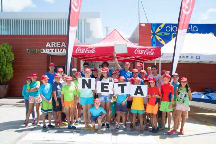 Jovenes retiran basura de la playa