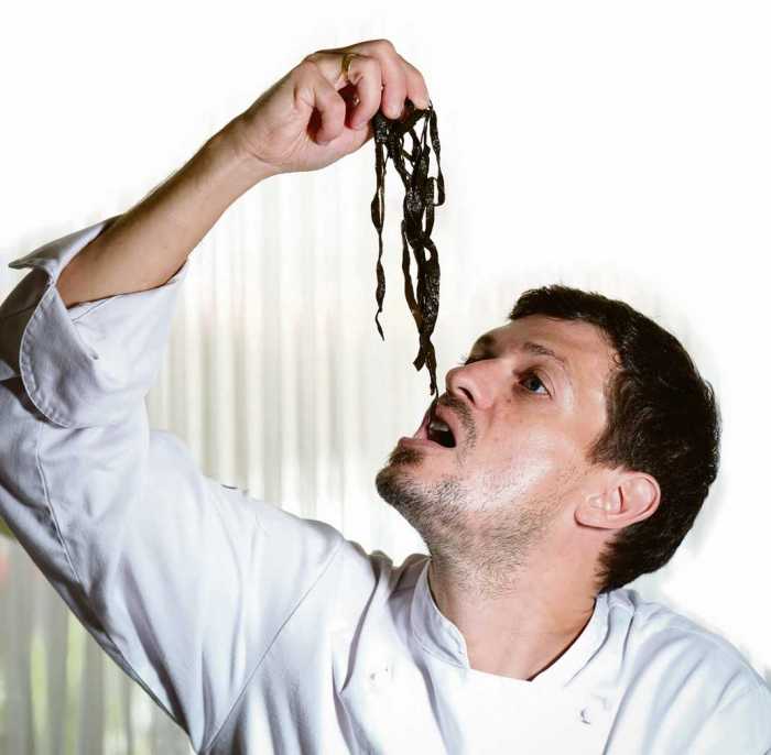 Íñigo Rodríguez, chef de El Hotel Pacha, degustando unas algas.