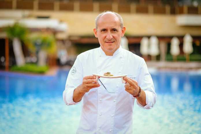 Paco Pérez durante su estancia en Ibiza en la muestra gastronómica ‘Sabors’, con una de sus creaciones. Sergio G. Cañizares Paco Pérez durante su estancia en Ibiza en la muestra gastronómica ‘Sabors’, con una de sus creaciones.