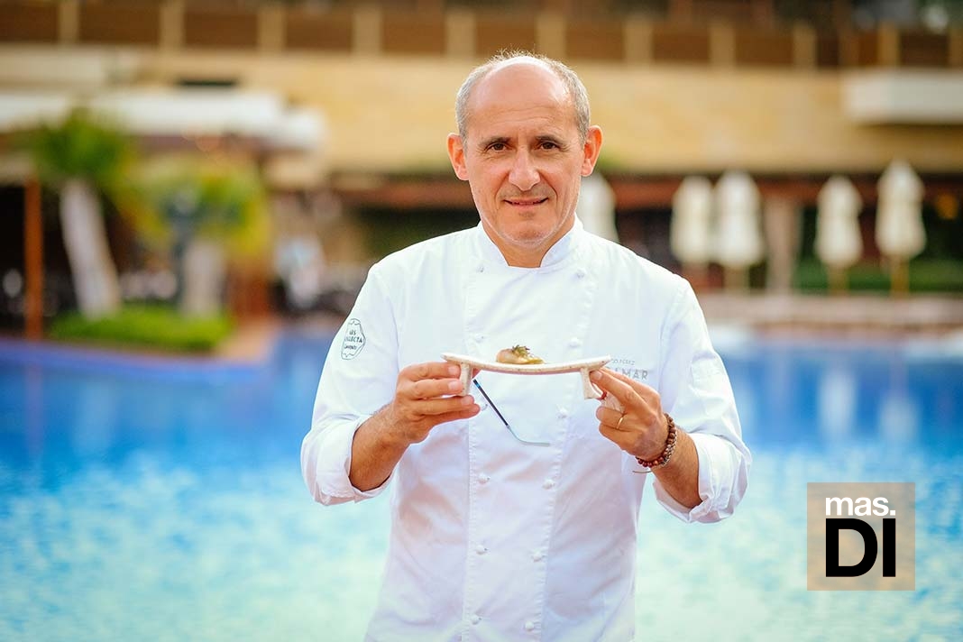 Paco Pérez durante su estancia en Ibiza en la muestra gastronómica ‘Sabors’, con una de sus creaciones.
