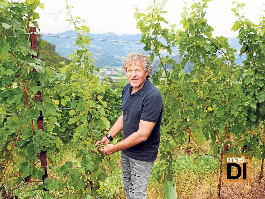 Diesel. Renzo Rosso cultivando la uva en los viñedos donde produce su vino ‘Bianco di Rosso’.